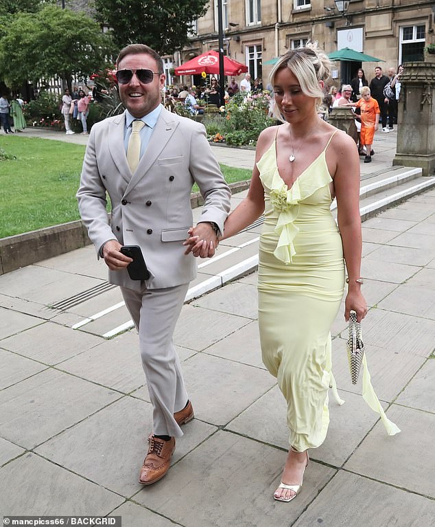 Alan Halsall pojavio se u velikoj mjeri dok je stigao sa svojom novom djevojkom