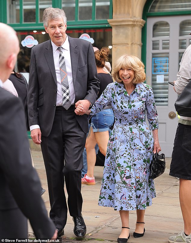 Helen Worth, koja je glumila Jackovu mamu Gail na ekranu, blistala je dok je stigla sa svojim partnerom Trevorom Dawsonom