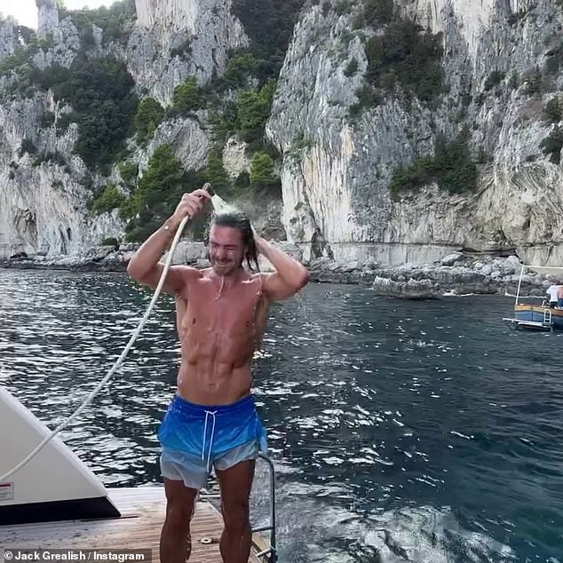 U jednom prazničnom snimku, Jack je stavio mišićnu tjelesnost na izložbu dok je išao bez rukava u par plavih ploča dok je koristio tuš na otvorenom na luksuznoj jahti