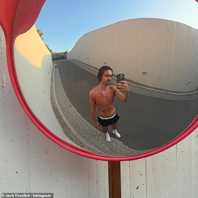 Jack je također puknuo zrcalni selfie dok je bio na mjestu vježbanja dok je ponovno pozirao bez rukava u crnim kratkim hlačama