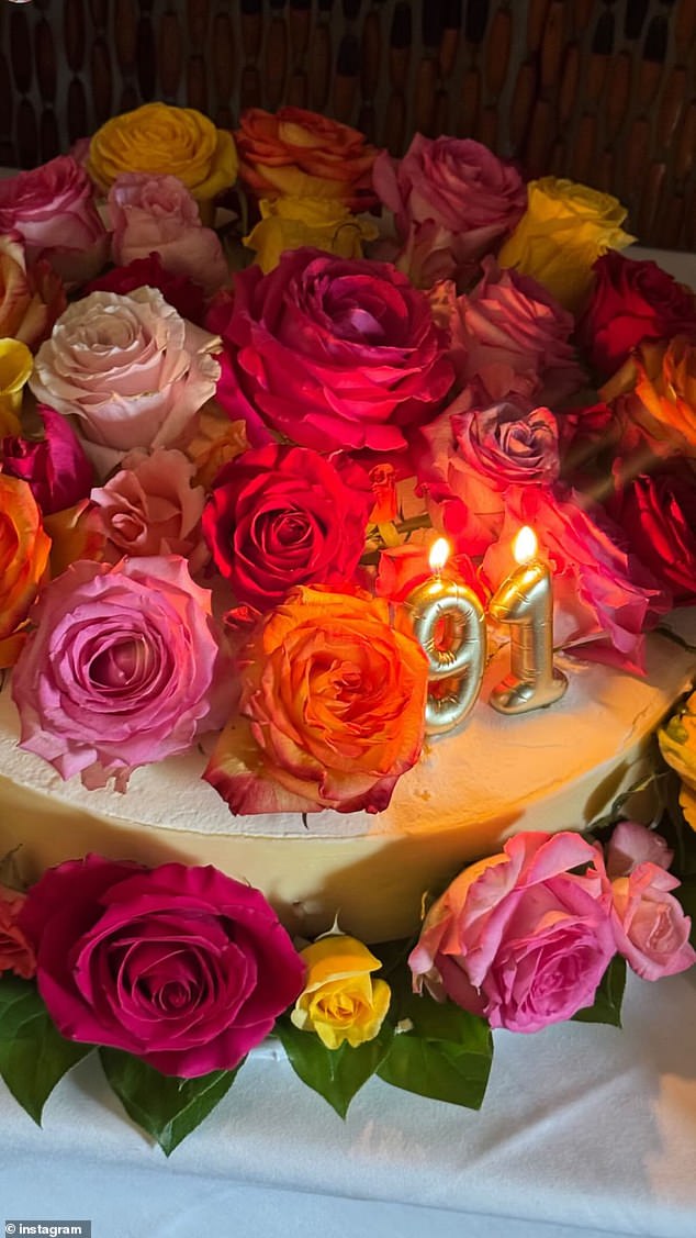 Up-izbliza pokazao je kako izgleda kao klasični cheesecake prekriven zlatnim, balonskim '91' svijećama