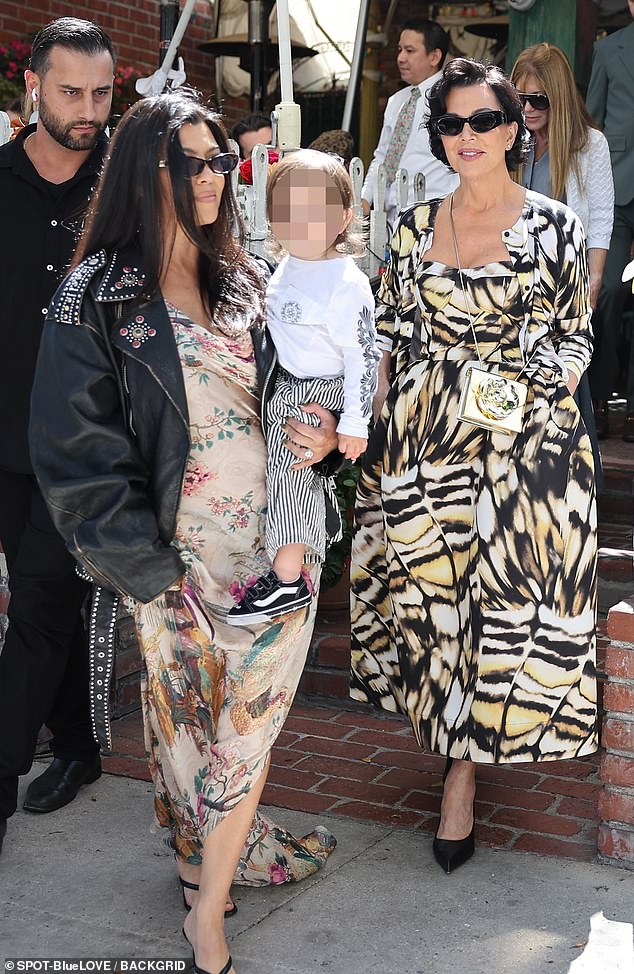 Kourtney Kardashian također je primijećena izvan restorana, držeći svog 20-mjesečnog sina Rockyja