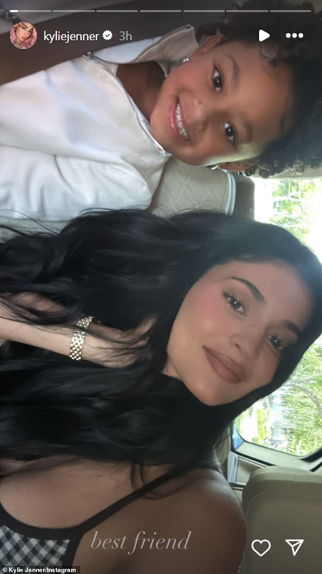 Osnivačica Kylie Cosmetics koristila je Instagram za dijeljenje izlazaka s ručka, objavivši selfie sa svojom kćeri