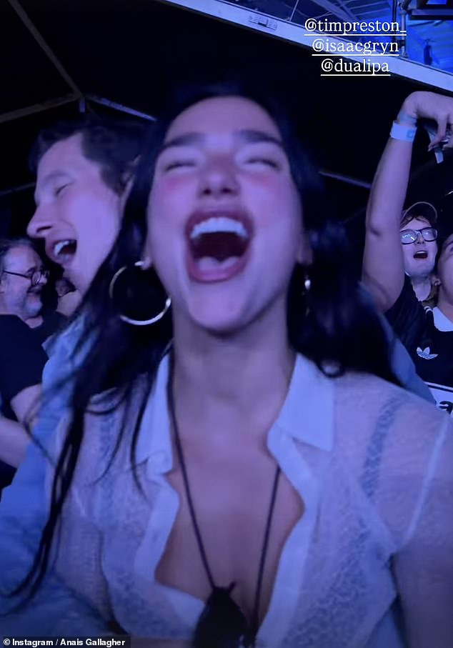 U isječku koji su objavili kći Noela Gallaghera Anais, Dua i Callum bili su međusobno međusobno dok su pjevali do Oasisove poznate pjesme Ne osvrnite se u bijes