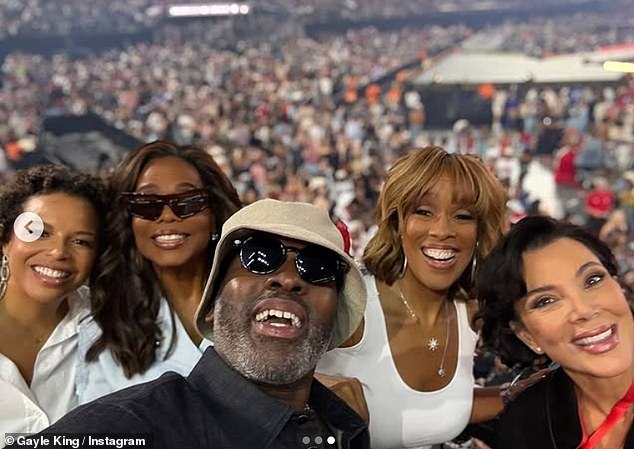Krisov partner, Corey Gamble, pozirao je prednji i centar
