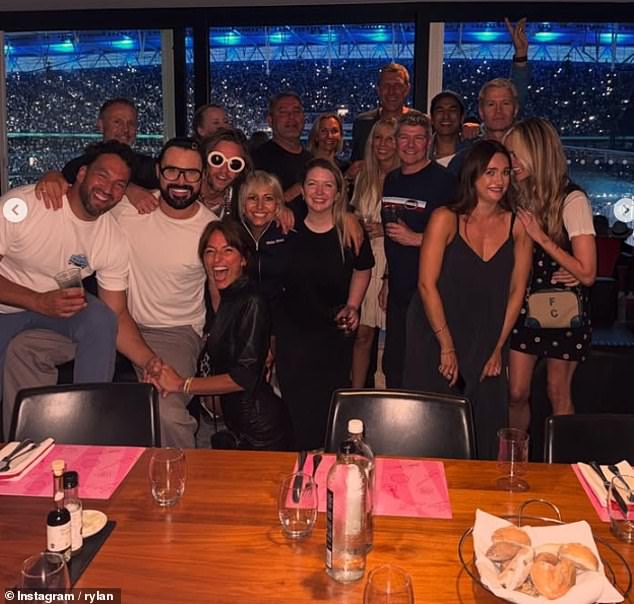 U petak je voditelj Rylan podijelio pogled na svoj noćni izlazak na Oasisovu prvu londonsku show, pridruživši se prijateljima Davina McCall i Fearne Cotton
