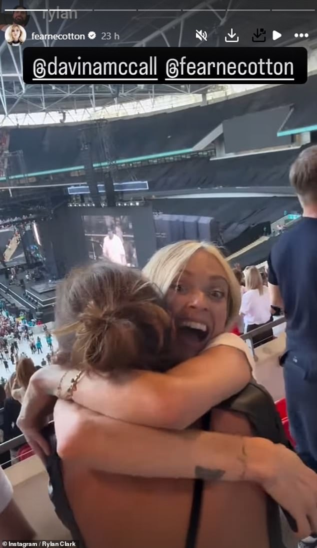 Dok su Fearne i Davina stigli na Wembley, par se zagrlio dok su se prijatelji ponovno ujedinili