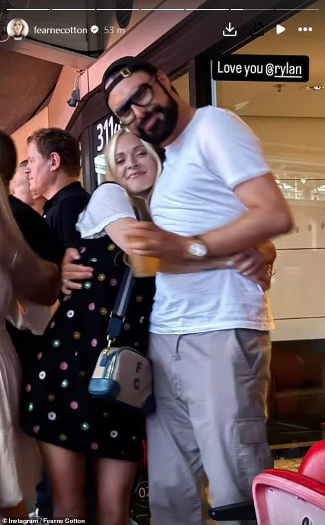 Novo-singgle Fearne, koja se ranije ove godine razdvojila od svog supruga Jessea Wooda, uživala