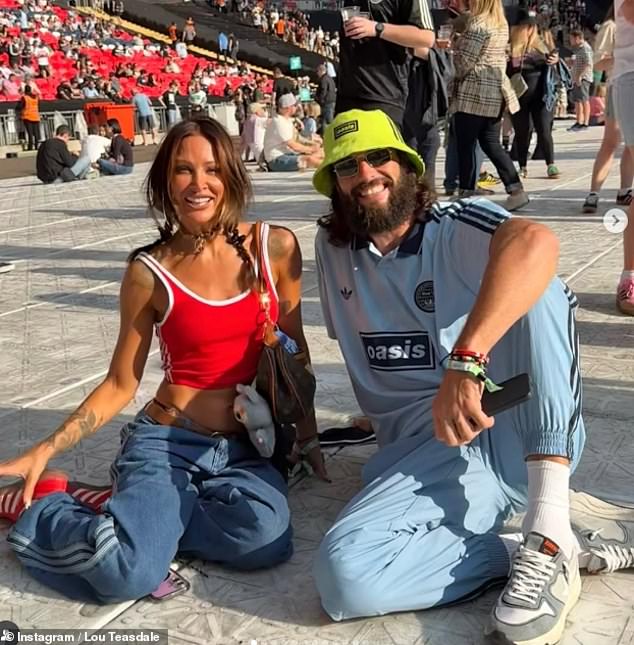 Nakon nedavnog potpisivanja Dagenhama i Redbridgea, Andy Carroll i djevojka Lou Teasdale uživali su u sastanku na izložbi Oasis