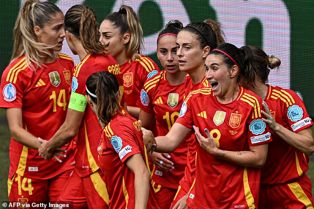 Španjolska je preuzela vodstvo nakon što je Mariona Caldentey (desno) ušla ispred Lucy Bronze da postigne pogodak