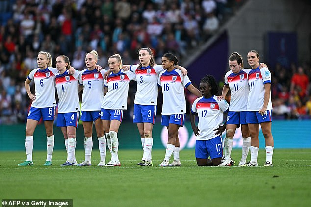 Dvije strane nisu se mogle razdvojiti nakon 120 minuta, a Engleska se povukla s mjesta u Švicarskoj