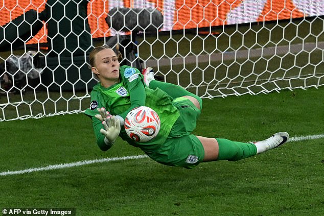 Hannah Hampton također je bila heroja za Englesku, spašavajući dva od Španjolske četiri udarca