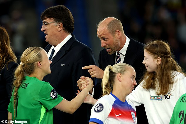 Hamptonu je čestitao princ William prije nego što je Engleska podigla posvećeni trofej