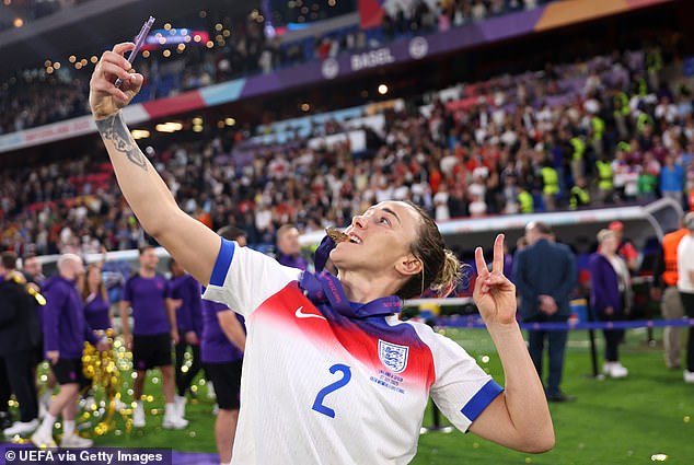 Bronca, 33, izgledala je oduševljeno dok je pozirala za selfie s medaljom pobjednika oko vrata