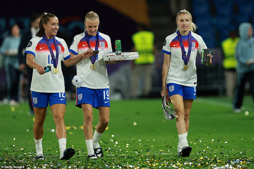 Beever-Jones i Leah Williamson (desno) napunjeni pizzom i pivom nakon nedjeljne velike pobjede