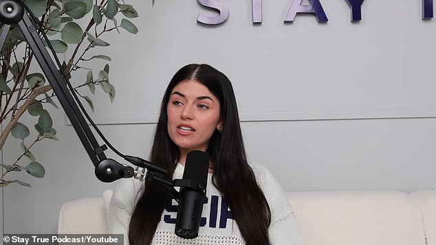 29-godišnja nova majka dodala je: 'Također posebno govori o disciplini s štapom jer bi neki ljudi mogli reći, "Pa, možete ih disciplinirati s vremenskim ograničenjem." Drži se! Piše "s šipkom"'
