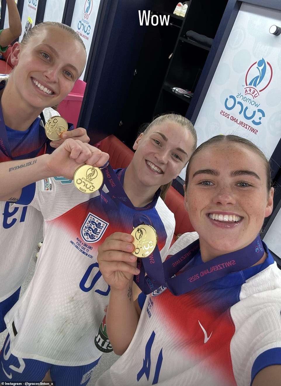 Aggie Beever-Jones (lijevo), Jess Park (središte) i Grace Clinton (desno) pozirali su sa svojim medaljama