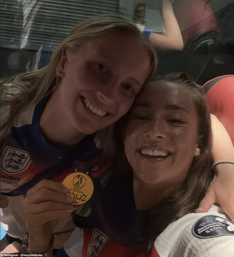 Le Tissier i Beever-Jones pozirali su za više selfija od medalja tijekom vožnje autobusom do hotela Team