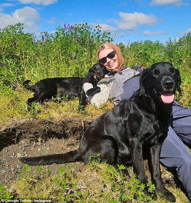 Par su također pridružila dva crna labradora
