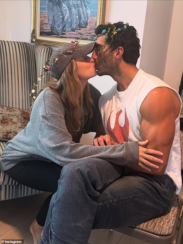 Sa svoje strane, Emily je objavila noviju njihovu fotografiju koju je snimila njihova 10-godišnja kći Maiya