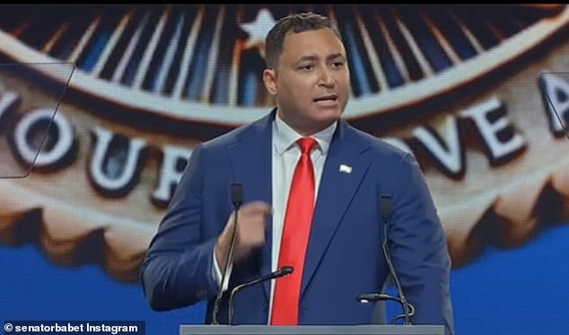 Ralph Babet, senator zabave Clivea Palmera ujedinjene Australije, pozvao je Abbie nakon što je objavila video Tiktok u kojem je vidjela da je simbol pištolja s prstima i pitao 