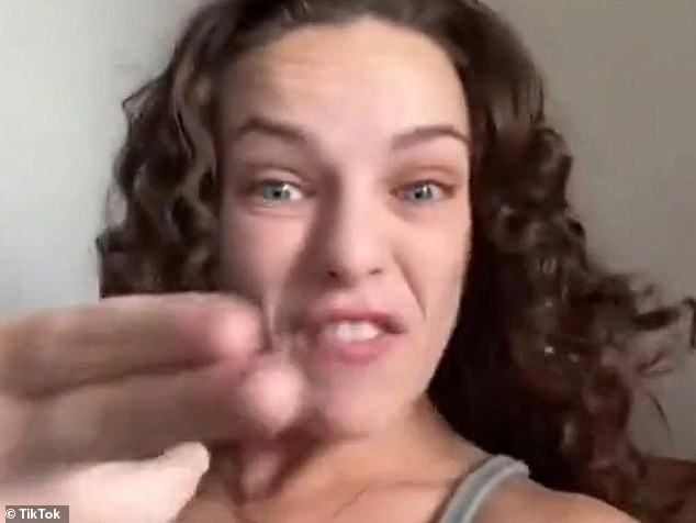 U videu je Abbie rekla: 'Zašto to već nije gotova? Svaki dan se događa još jedan (simbol pištolja) i to je grozno za vašu zemlju, zar ne? Zašto tu energiju ne preusmjerimo na nešto drugo, znate? '
