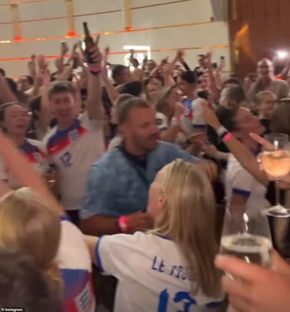 Pića su tekla dok su se prijatelji i obitelj pridružili igračima u Engleskoj u proslavi