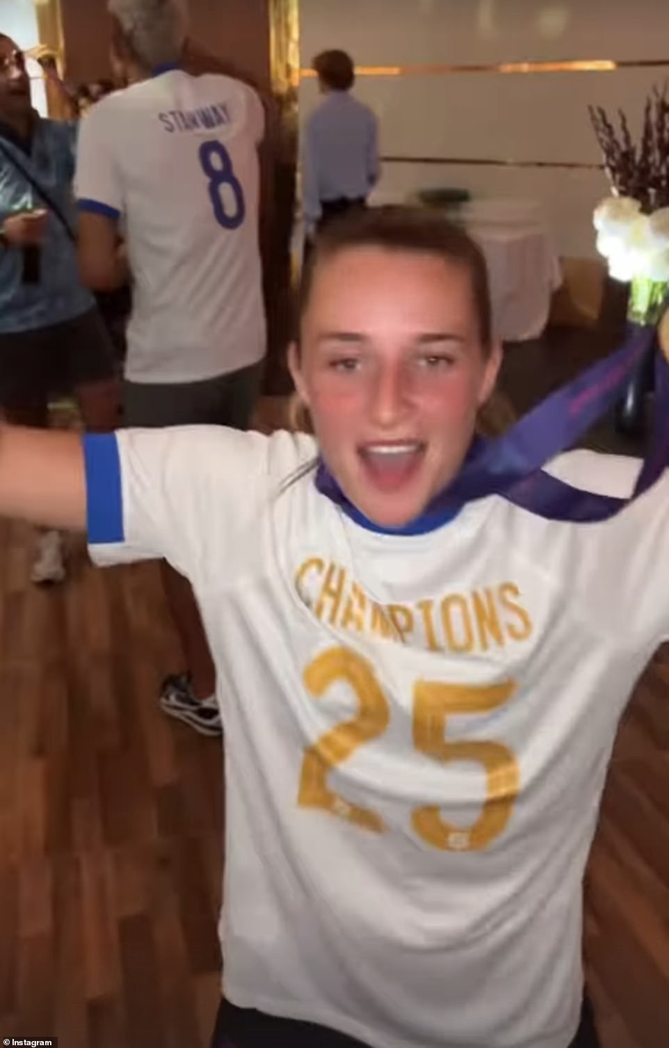 Ella Toone slavi sa svojom medaljom dok je zabava nastavila u noć
