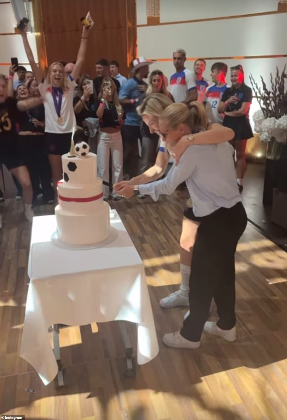 Menadžerica Engleske Sarina Wiegman i kapetan Leah Williamson izrezali su slavljenički kolač
