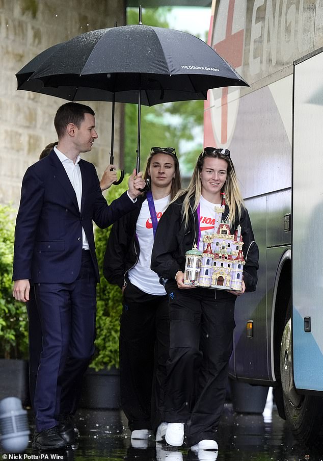 Konoplja, 24, viđena je kako odlazi iz hotela Team u Zürichu u Švicarskoj s divovskom skulpturom