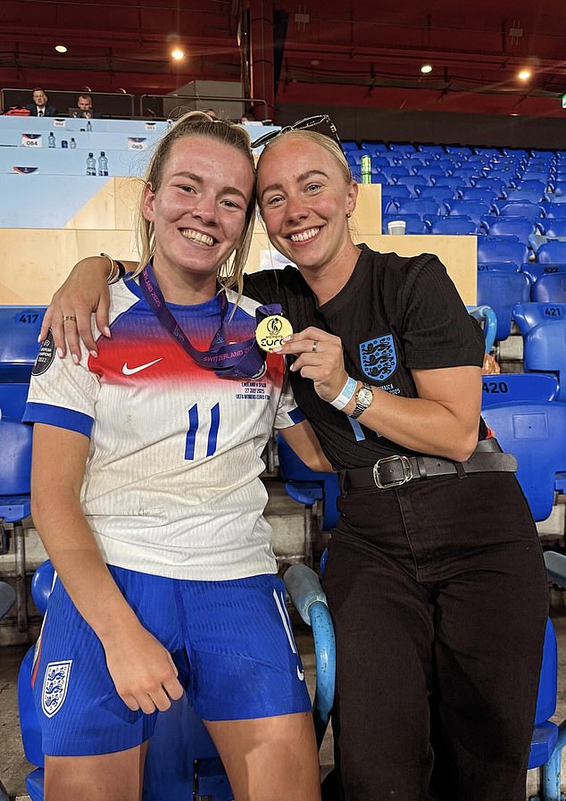 Lauren Hemp se široko nacerila dok je pozirala pored djevojke Ashley Hodson na tribinama nakon pobjede nad Španjolskom u finalu Euro 2025