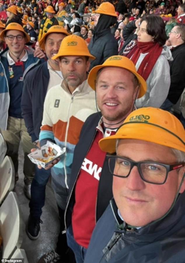Gethin je promijenio lokaciju svog profila Raya kako bi upozorio potencijalne udvarače u Australiji, gdje je ragbi-obožavatelj gledao Britanske lavove s grupom muških prijatelja (na slici)