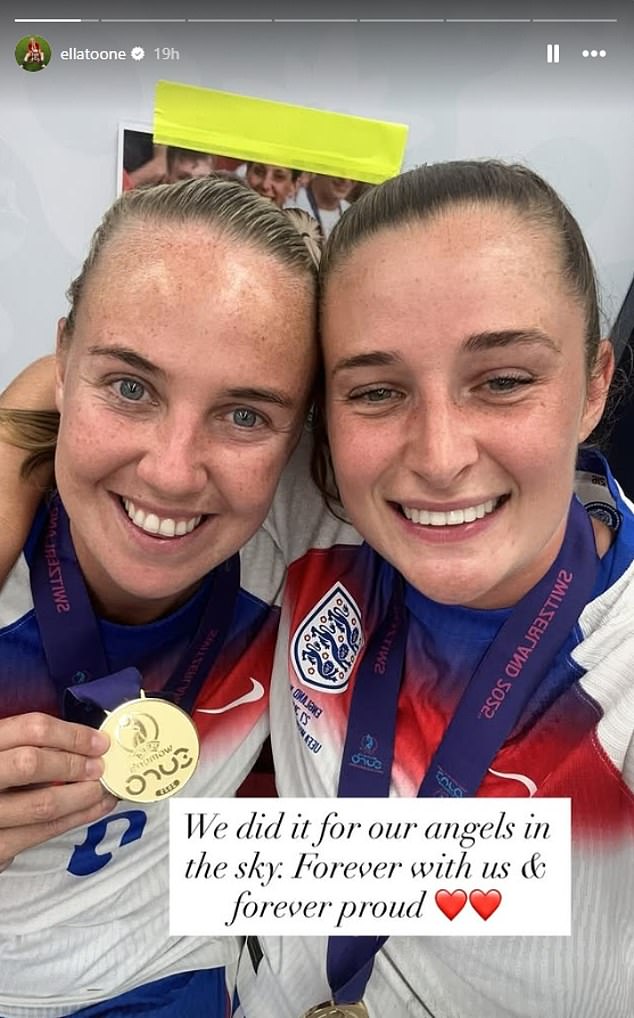 Hamptonova suigračica Ella Toone objavila je vlastitu počast svom pokojnom ocu Nicku, kao i majci Lionessove zvijezde Beth Mead, koja je umrla od raka jajnika prije 18 mjeseci