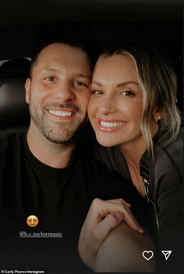 Izvršna direktorica Eileen App obilježava Carlyjevu prvu javnu vezu otkako je završila cjelogodišnjeg leta sa svojim bivšim bubnjarom BC Taylor (L)