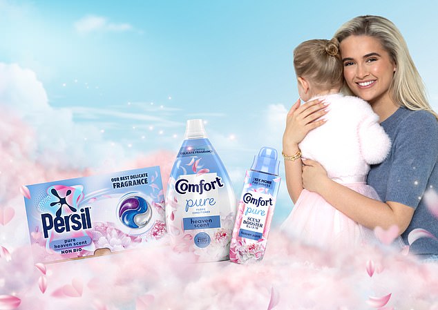 Molly-Mae je ovog ljeta započela snažnu potpisivanjem sedmoznamenkastih sporazuma s tvrtkom za robu široke potrošnje Unilever i glumila u novoj kampanji za svoj brend deterdženta, Persul i Comfort, u svibnju