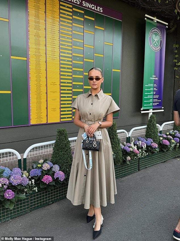 Na Wimbledonu je probijala tradicionalne bijelce turnira teniskog turnira, noseći umjesto toga bež Dior haljinu od 3000 funti (na slici)