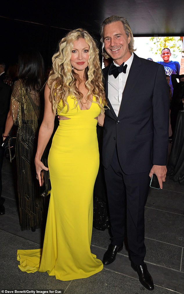 Plavuša rođena u Kaliforniji, koja je Židovka, živi u zapadnom Londonu sa suprugom američkim financijerom Ty Comfort-a (desno) i sinovima Jaxom i Jettom, obojica 11