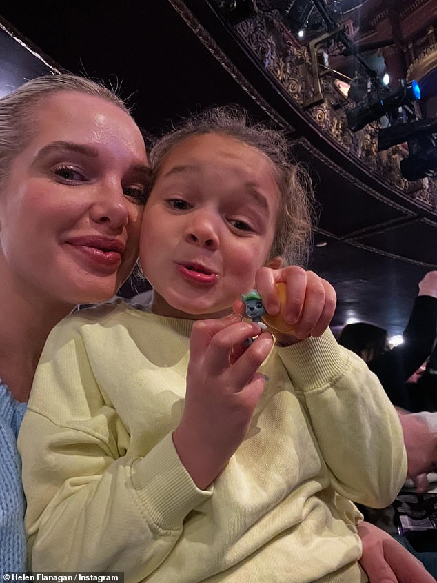 Helen je dodala: 'Nedavno sam pronašla majčinstvo, osjećala sam se preplavljeno i naglasila većinu vremena i želim se vratiti kad sam prisutna i stvarno sam u njemu'