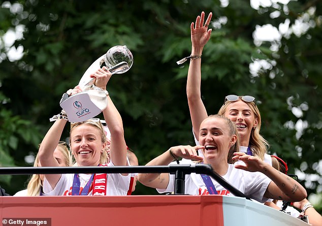 Leah Williamson drži trofej ženskog eura 2025 dok stižu lavese