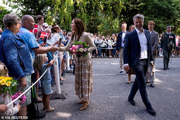 Kraljevska kraljevska rođena u pratnji njenog supruga, kralja Frederika, 57, (desno) njihove kćeri princeza Isabella, 18, i sin princa Vincenta, 14, na događaju u Gråstenu u Danskoj u ponedjeljak