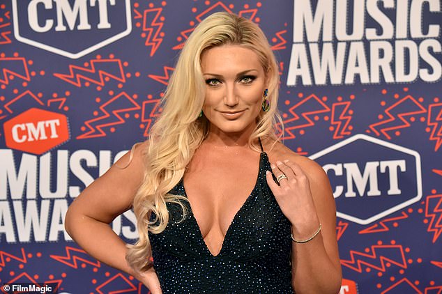 Međutim, Hoganova otuđena kći Brooke ciljala je na WWE nakon njegove smrti
