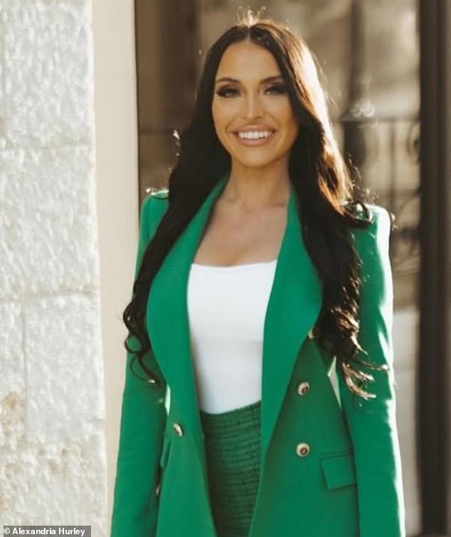 Alexandria Hurley, publicist sa sjedištem u Las Vegasu (viđen gore), istaknula je 'Sydney je koketirala s kontroverzom prije iz svog SNL Hooters Skit-a na njezinu nedavnu suradnju' Bathwater Bliss '