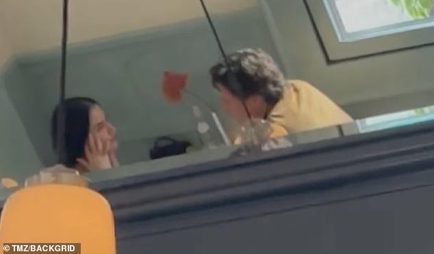 Pjevačica, 40, i Trudeau (53), snimljeni su zajedno u Montrealu u gradskom restoranu Le Violon u videu dobivenom Daily Mailom