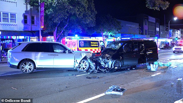 George Plassaras sudjelovao je u sudaru s milijardu dolara Rolls-Royce u Sydney's Rose Bayu u subotu u 3.30 sati. Trpio je slomljenu kralježnicu, slomljena rebara, puknutu slezenu i dijafragmu, rastrgana otvorena trbuha, dva slomljena kuka i dva slomljena bedrena komunica