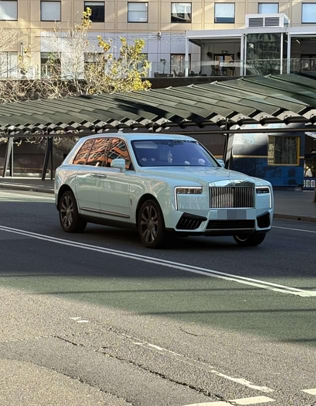 Yang je razbio svoje Tiffany Blue Rolls Royce Cullinan (na slici) - podrazumijevalo se da vrijedi oko milijun dolara - u Plassarasov Mercedes