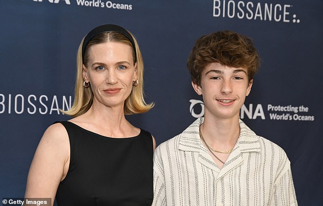 Zvijezda nominirana Emmyjem, koja je igrala Betty Draper na Mad Men, pristupila je naušnicama sa zlatnim obručima i crnom trakom za prikupljanje sredstava za zaštitu okoliša