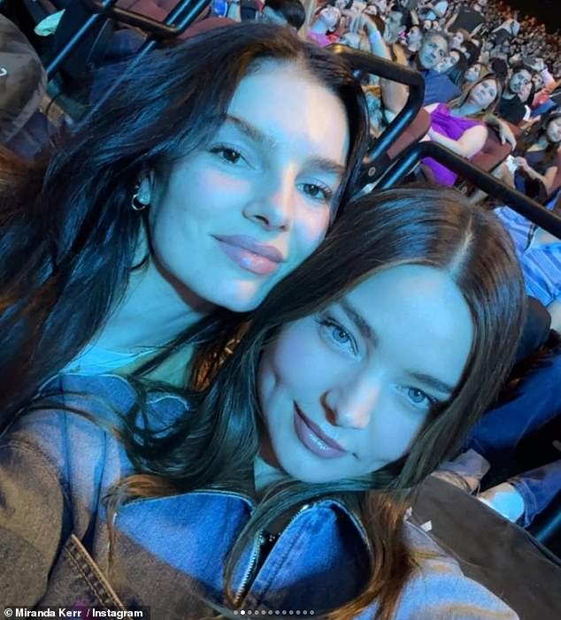 Miranda je zaslila za selfie iz gomile s manekenkom Pal Amélie Tremblay