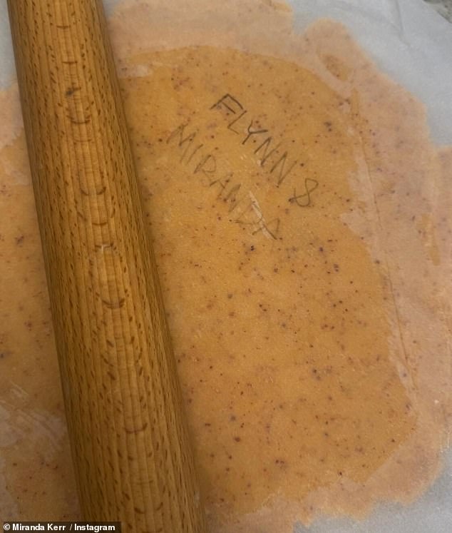 Također je snimila sliku koja je izvadila tijesto s njezinim i sinom Flynnom napisanim na pergamentnom papiru