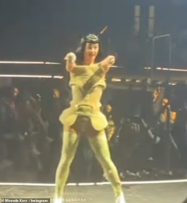Supermodel, koja je bila u braku s Orlandom od 2010. do 2013. godine, podijelila je galeriju slika iz njenog 'Summer Do sada' koja je uključivala videozapis Katyja koja je nastupila tijekom njezine turneje za život