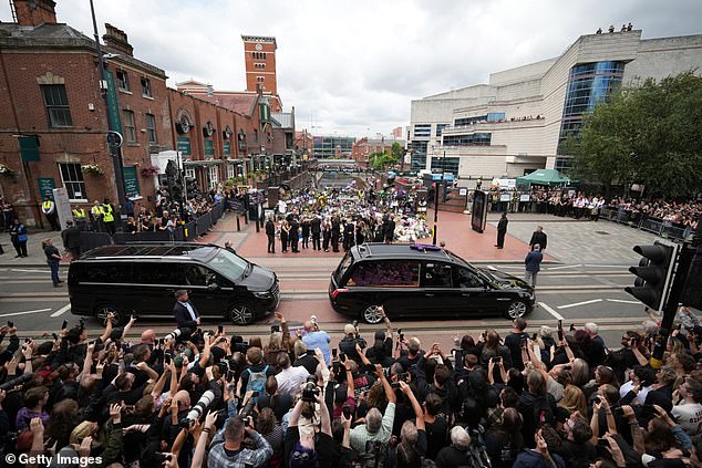 Ozzy's Funeral Cortege zaustavio se u 'Black Sabbath Bridgeu' izvan Birmingham -ove Broad Streeta kako bi pogledao počast, koje su gledale tisuće